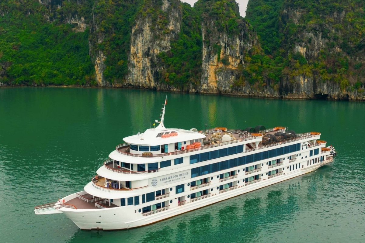 offering world-class dining, stunning views, and unforgettable adventures in Halong Bay! 