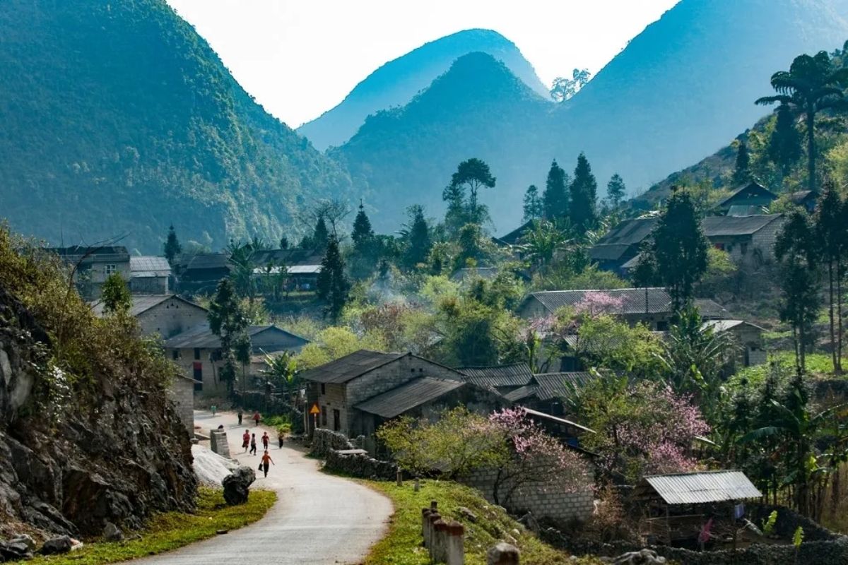  Ha Giang Tours discover Dong Van