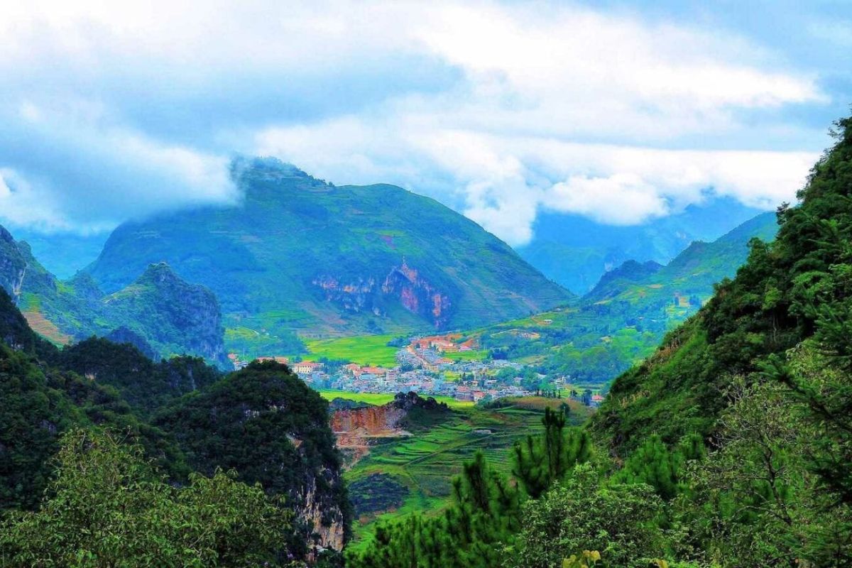 Adventure Ha Giang Tours discover Dong Van (3,4 days) 