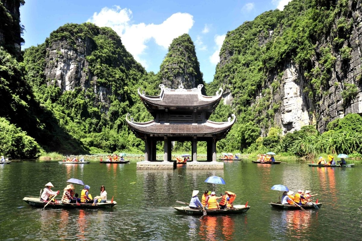 Philippines to Vietnam package tours.