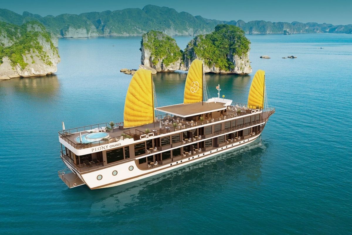 where luxury, adventure & stunning Halong Bay views await.