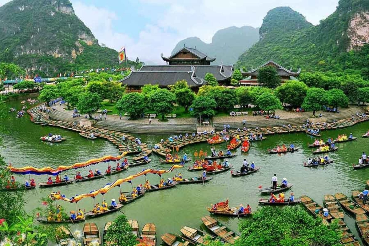 Experience the beauty and history of Ninh Binh with Ninh Binh Tours Visit Le Temple