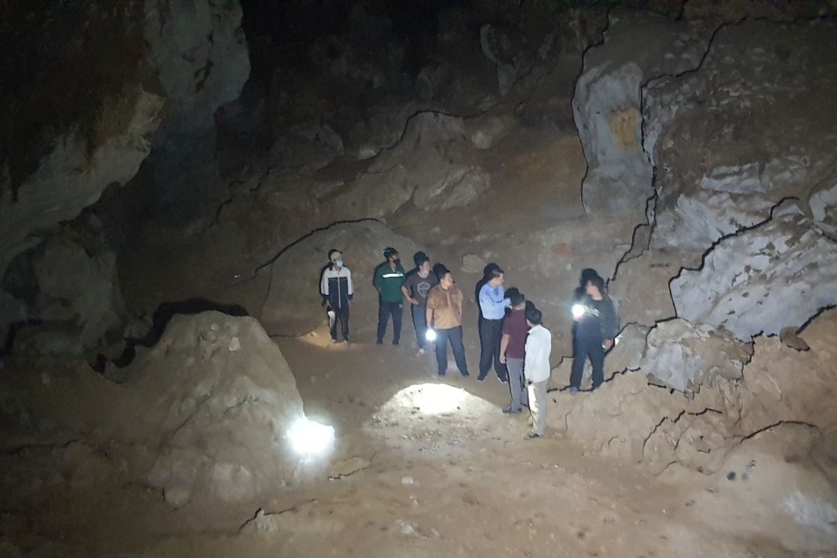 Ha Giang Tours explore Dan Cum Cave