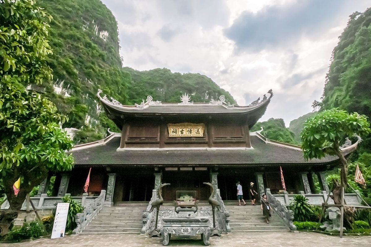 The trip carries you deep to the center of the Ninh Binh region