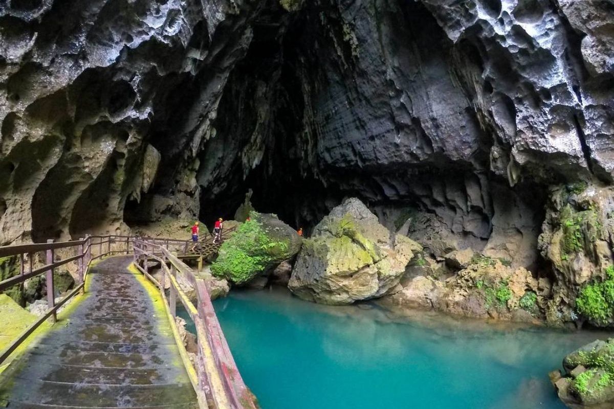 where scenic boat rides, mystical caves, and breathtaking landscapes await in Trang An. 