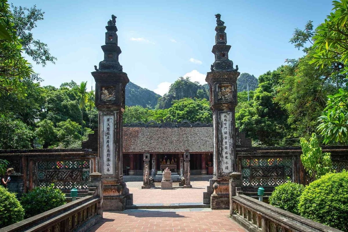 Join Ninh Binh Tours visit Light (Sang) Cave