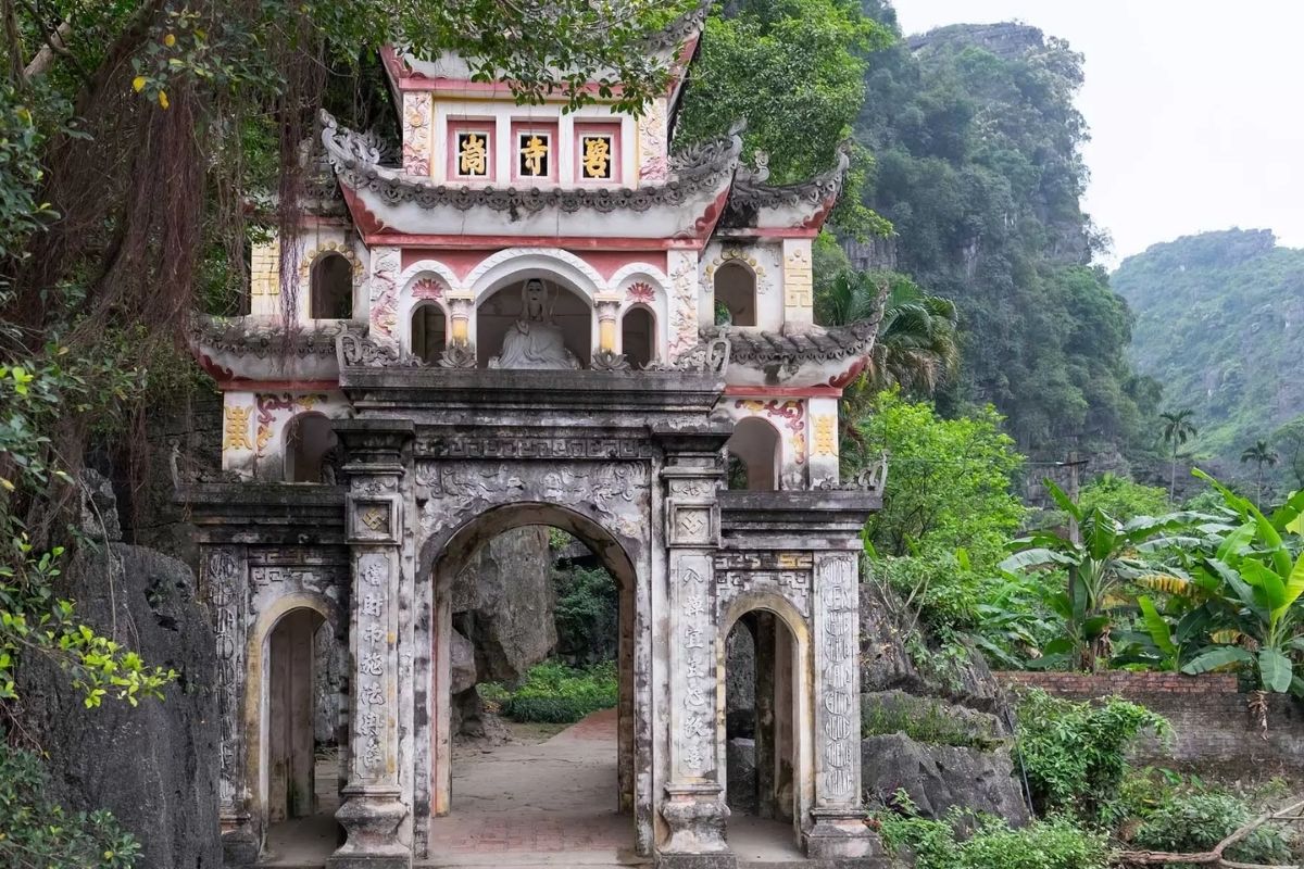 Discover the beauty of Ninh Binh Tours visit Light (Sang) Cave