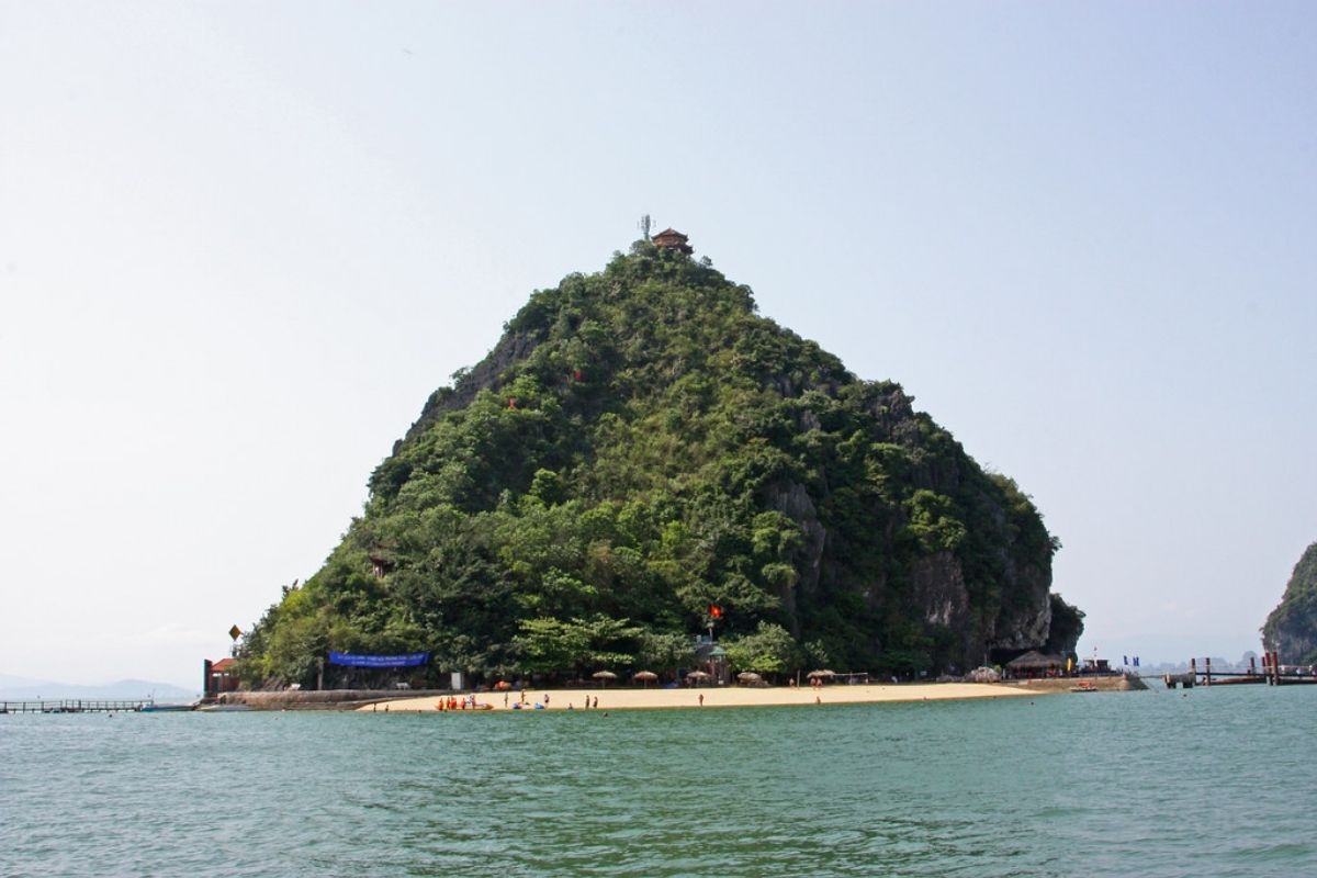 Experience the Halong Tours Stay at Ambassador Cruise