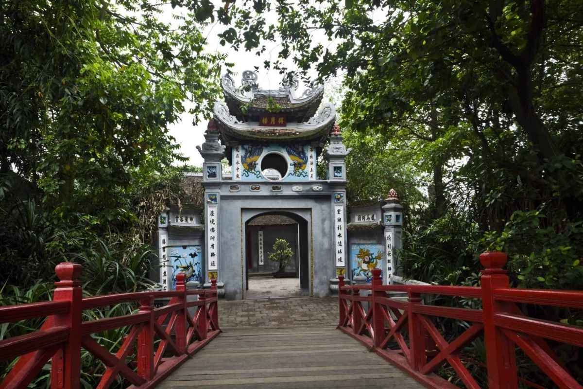 Wake up to the street life of Hanoi, breathe in the street food