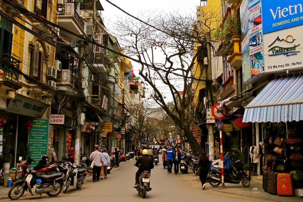 From the serene Hoan Kiem Lake to the lively Hanoi Tours through the Old Quarter. 