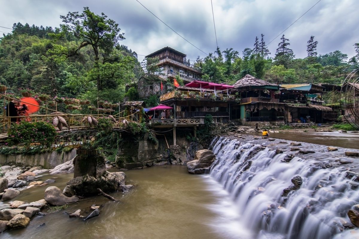 we make our Sapa tours discover Muong Khuong District the extraordinary escape into the most stunning landscapes of Northern Vietnam. 