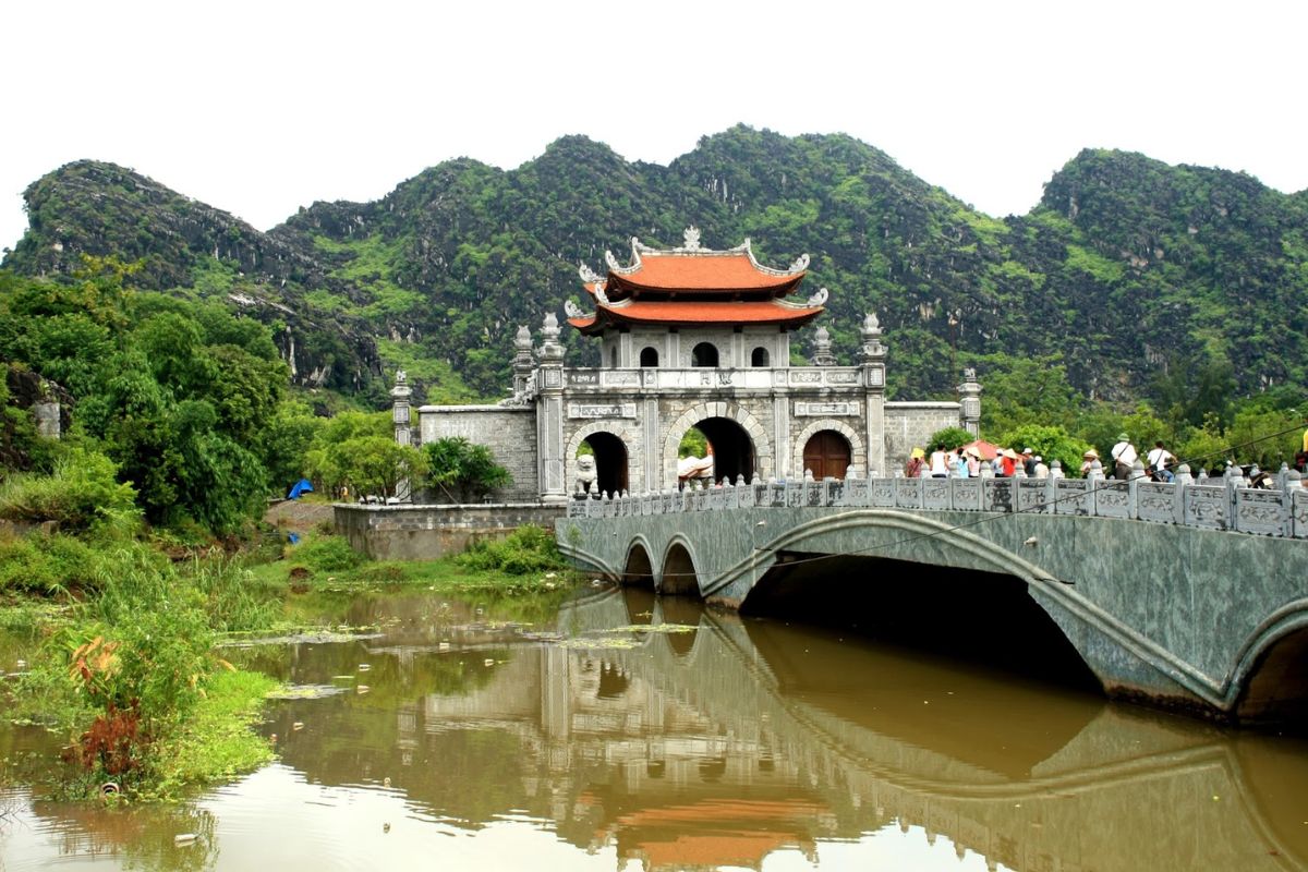 our United Kingdom to Vietnam package tours present the best means to discover this captivating nation