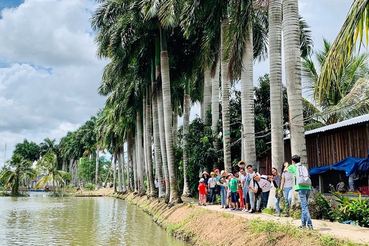 witness the Flying Fish show, explore orchards, and immerse in local culture!