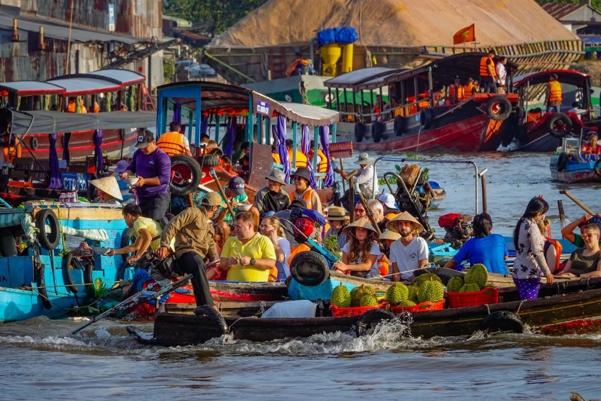 In contrast to the busy tourism centers, this peaceful island provides a unique window into real life in the Vietnamese countryside.