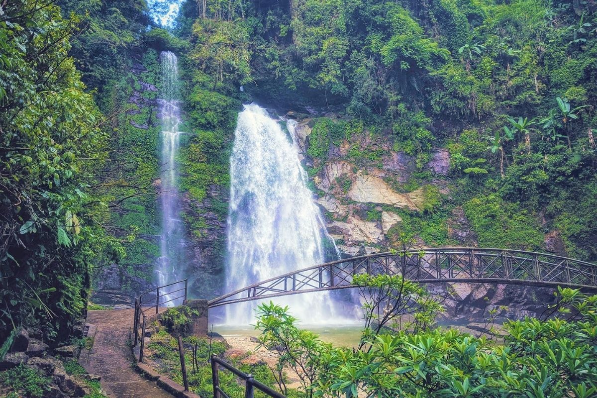 Deep in the untouched beauty of Ha Giang, this tour brings about the ultimate combination of peace