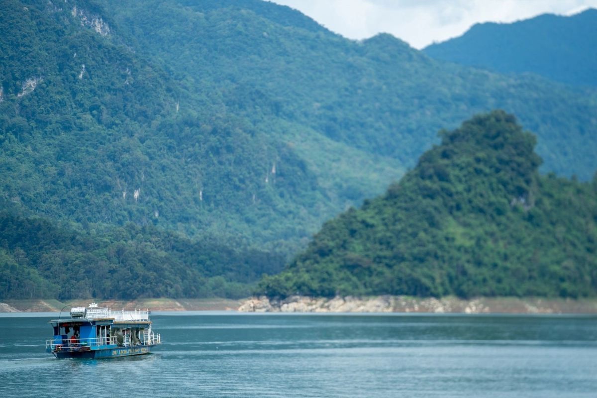 On the way, you can also enjoy the scenic, unique landscape of Dong Van Karst Plateau, Ma Pi Leng Pass, and Gam River. 