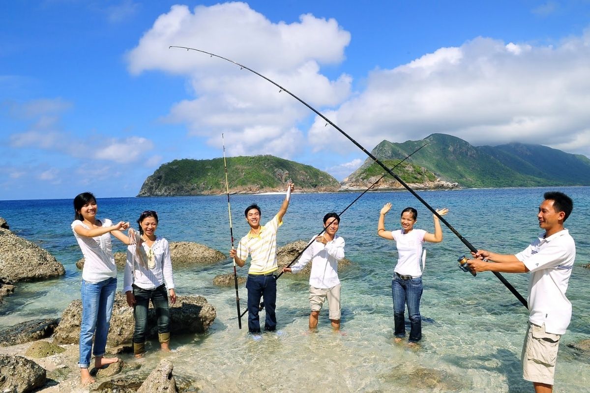 6-hour private adventure with fishing, snorkeling, and a fresh seafood feast in a secluded paradise! 