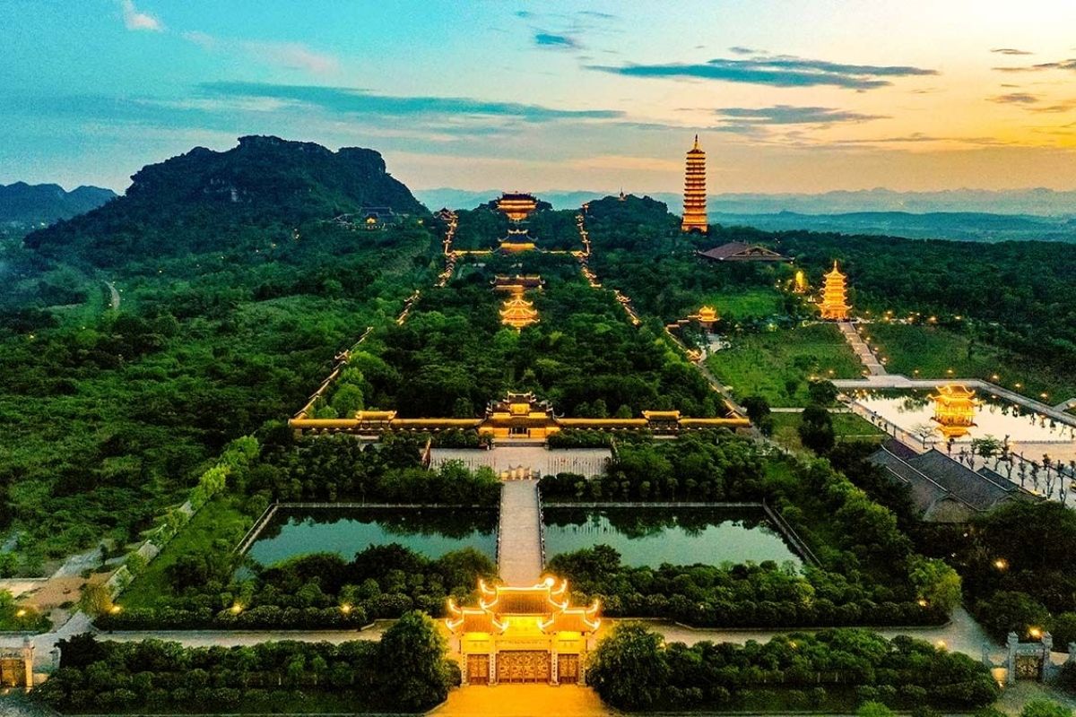 . You will discover Hanoi, Ha Long Bay, Ninh Binh, Da Nang, Hoi An, and Ho Chi Minh City