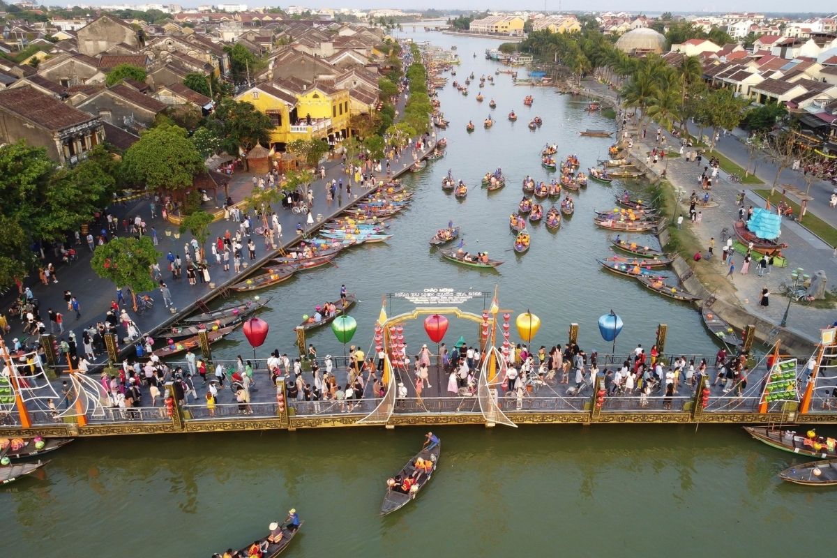 exploring ancient architecture in Hoi An