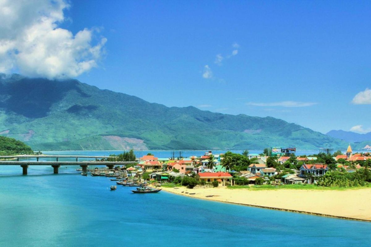 The best time to visit is from February to August when Polish tourists would have great conditions for traveling around Lang Co Beach