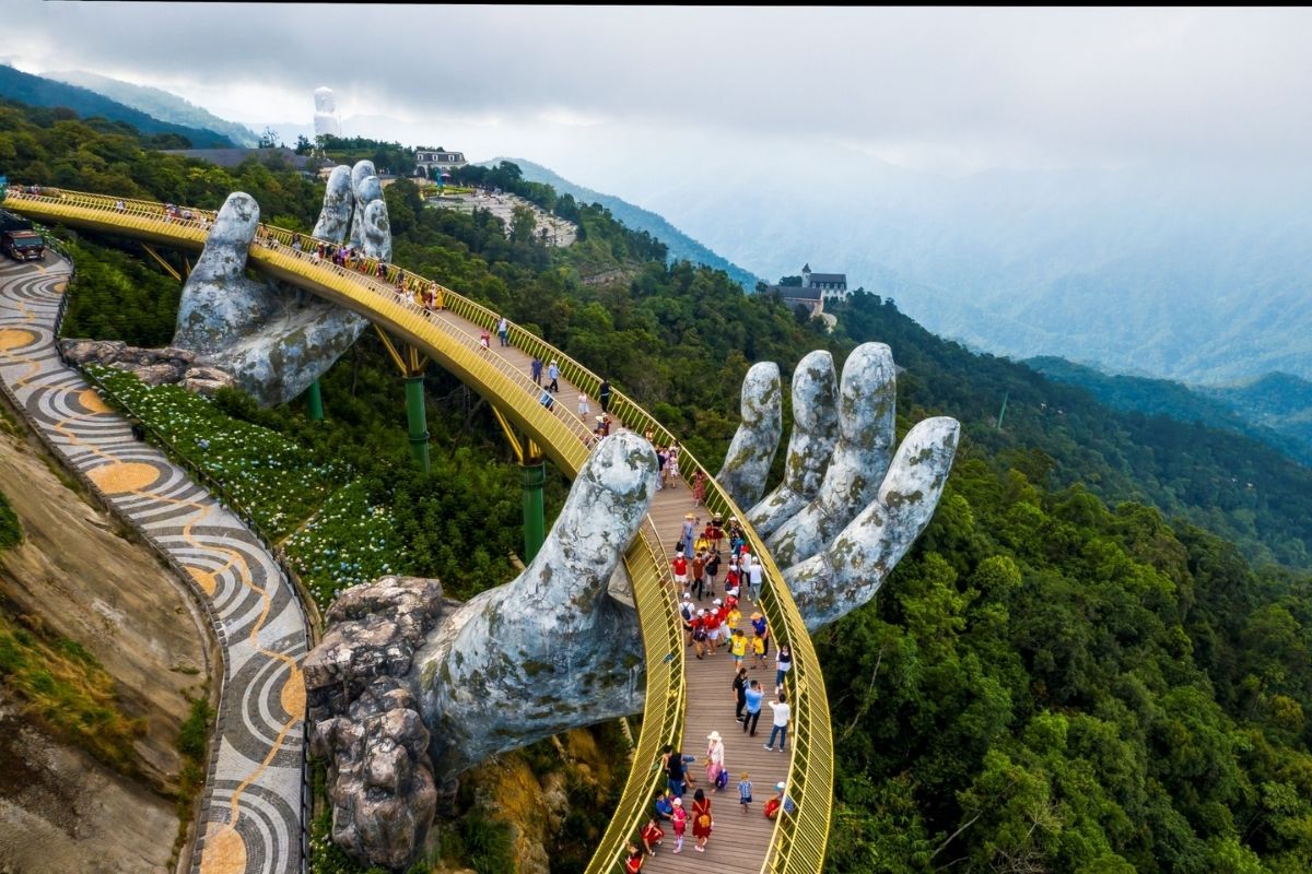  Spend 5 or 6 days digging into the golden beaches of Danang, the ethereal Ba Na Hills