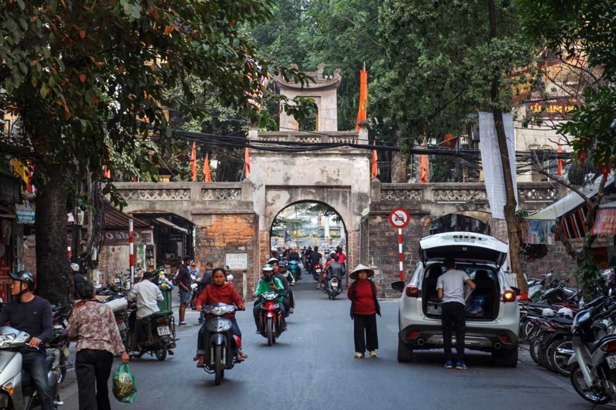 explore Ha Noi, Vinh Ha Long, Da Nang, Hoi An, and TP. Ho Chi Minh with expert guides and premium stays. 