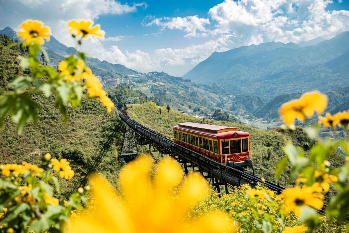 Sapa tours visit and walk at Sapa Lake