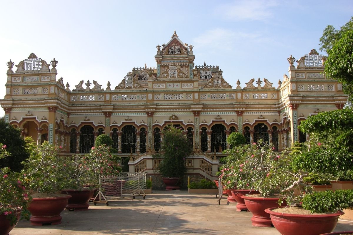 Sightseeing in Vinh Trang Pagoda with Mekong Tours from Ho Chi Minh City to Phnom Penh