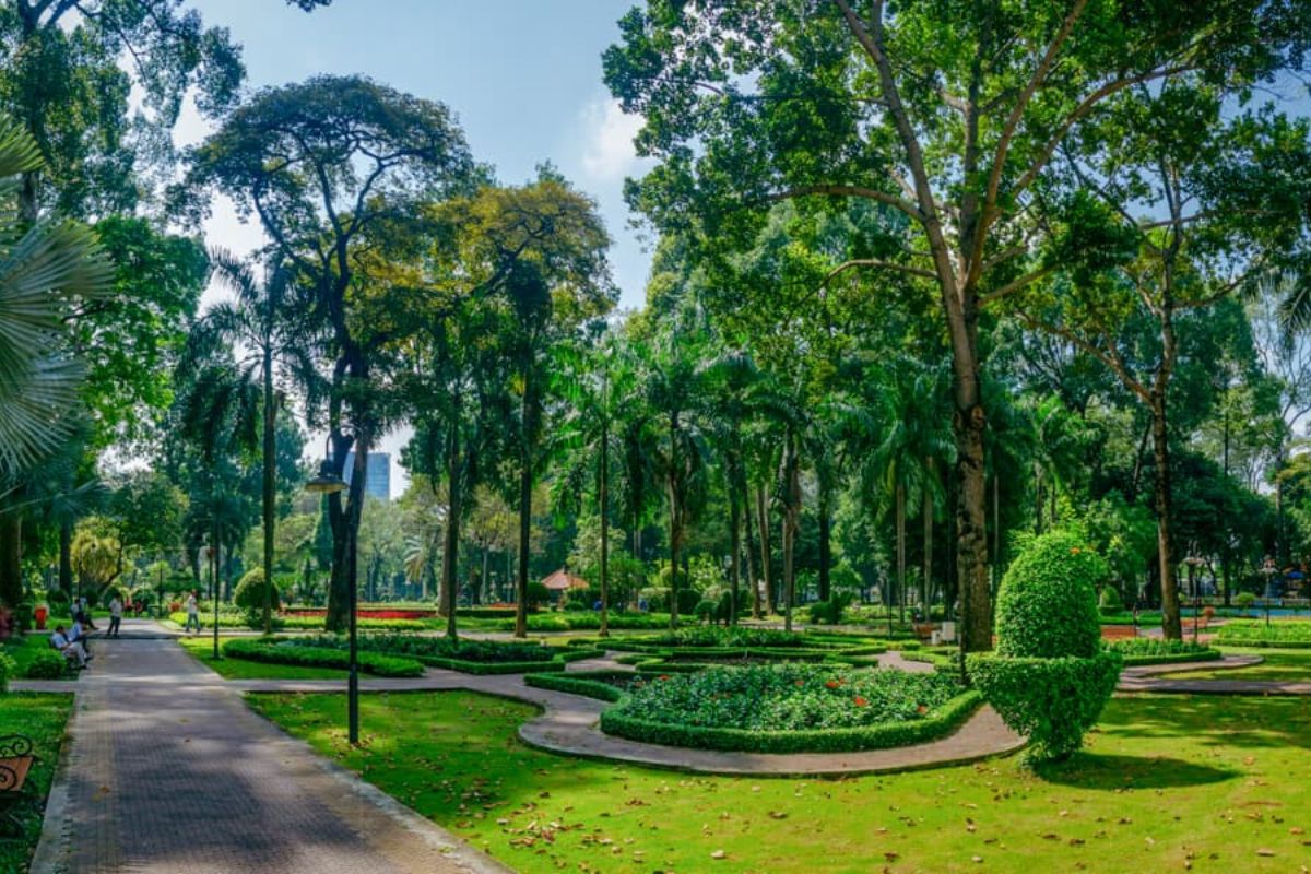 Sightseeing in Tao Dan Park with Ho Chi Minh City Free & Easy Package Tours