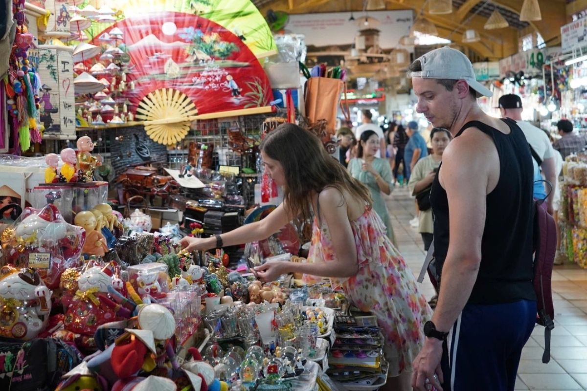 Walk through Ben Thanh Market with Ho Chi Minh City Free & Easy Package Tours
