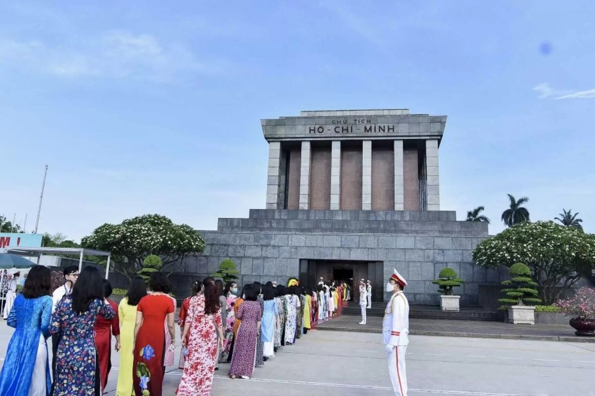 Visit the Ho Chi Minh Mausoleum with Hanoi-Halong Bay & Ninh Binh tours