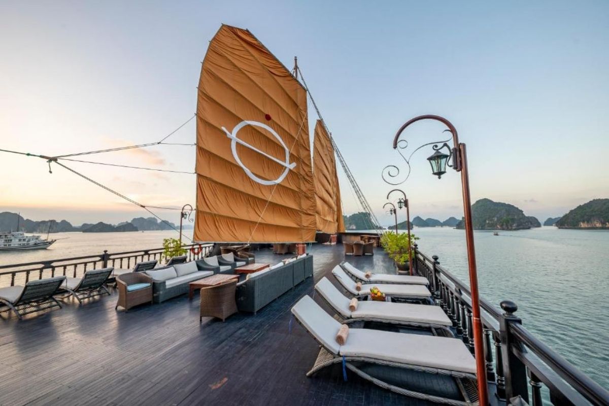 Halong Tours Stay at Emperor Cruise