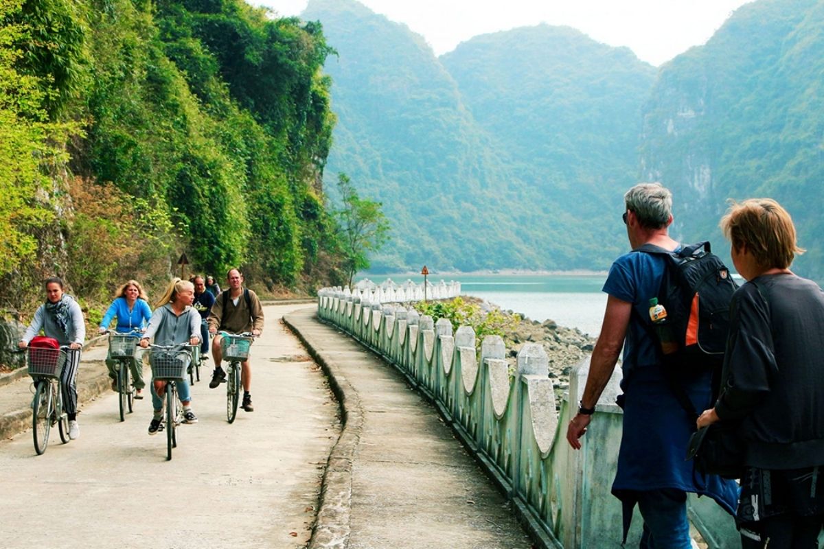 Bicycle trip to Viet Hai village