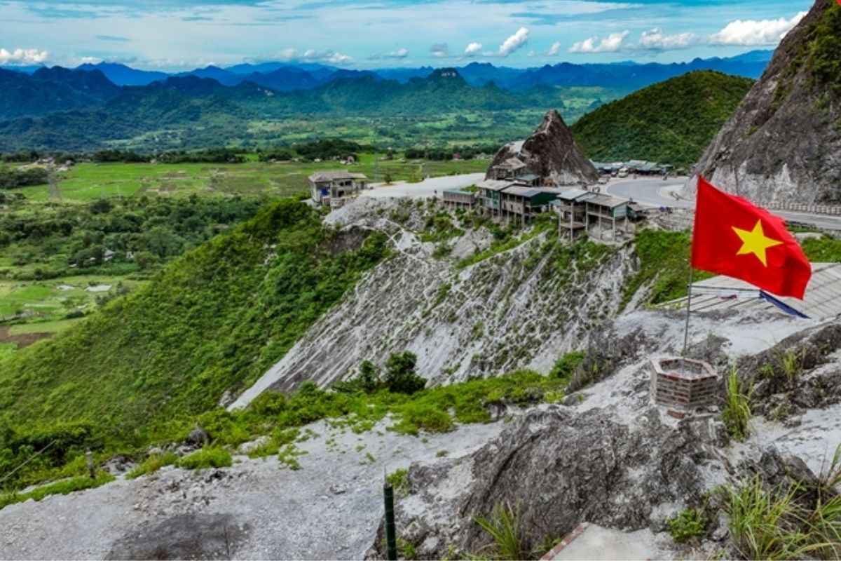 Enjoy Thung Khe Pass with Mai Chau Tours visit Big Bonsai Tree in Luong Son