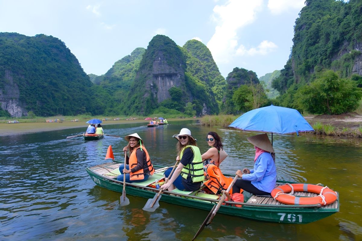 Boat ride in Trang An