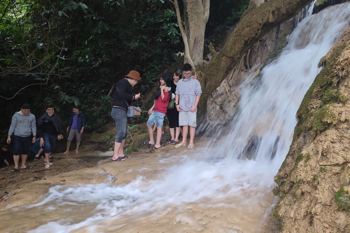 Trek to Hieu Waterfall