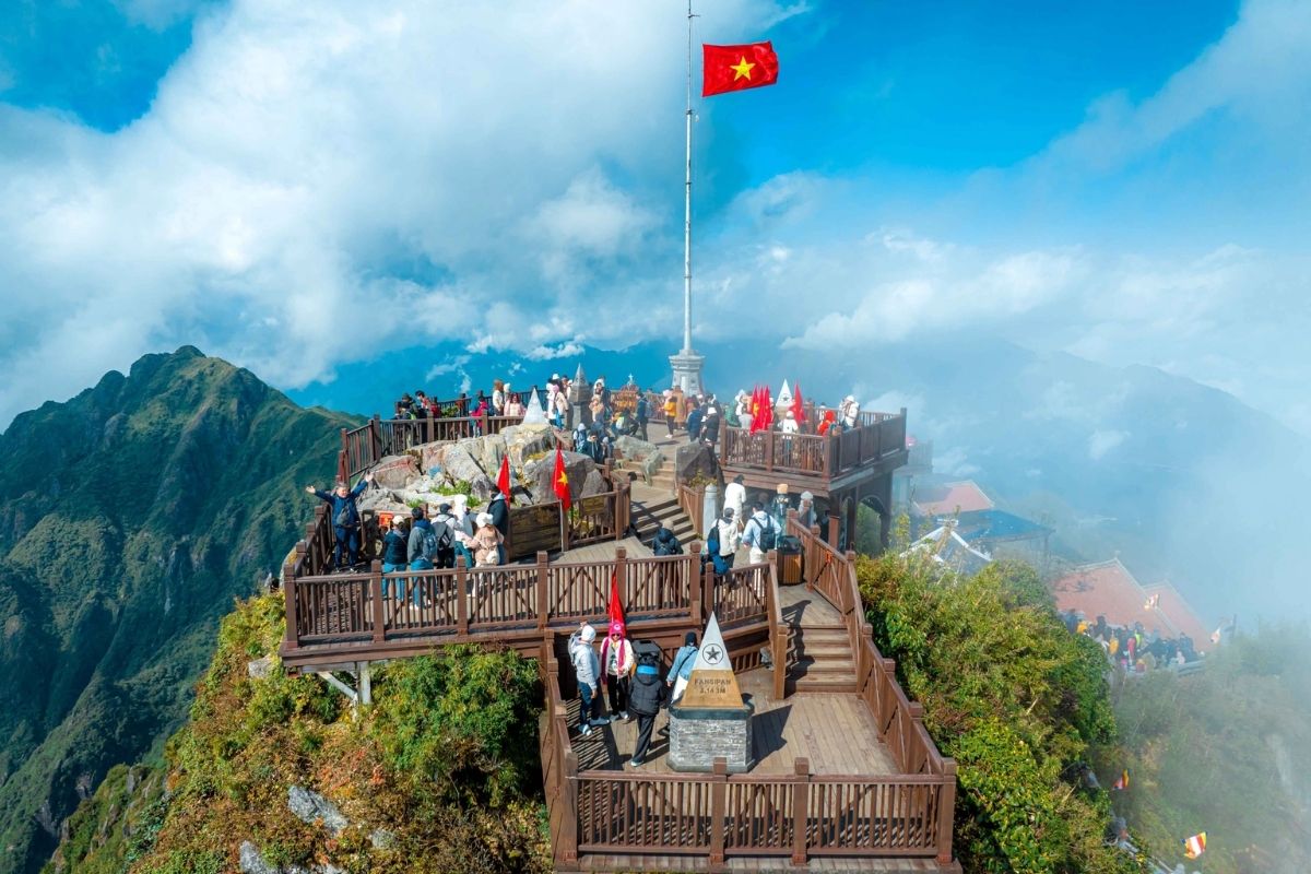 Sapa where to go: Cloud Hunting Fansipan Mountain 