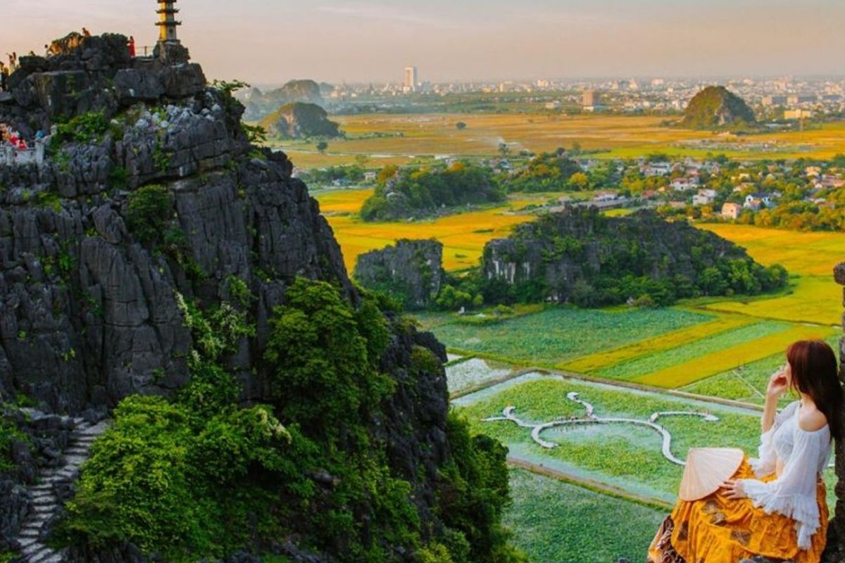 Conquer Hang Mua Peak with best things to do in ninh binh