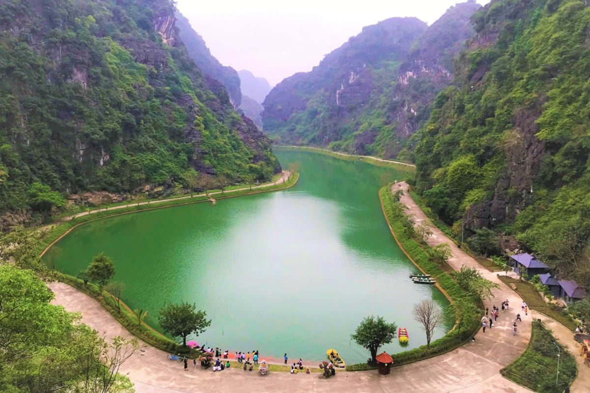 Am Tien Lake