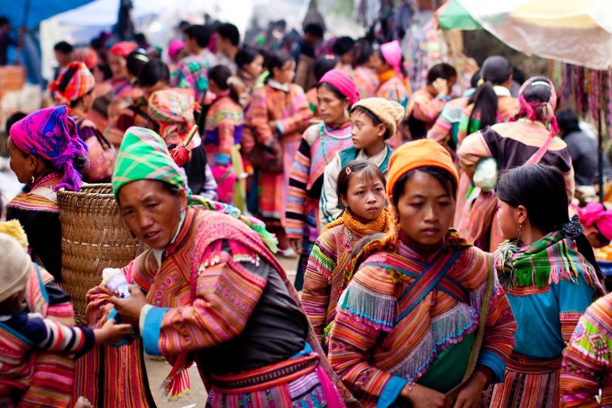 explore the multihued Sapa Market with Vietnam package tours from Hanoi