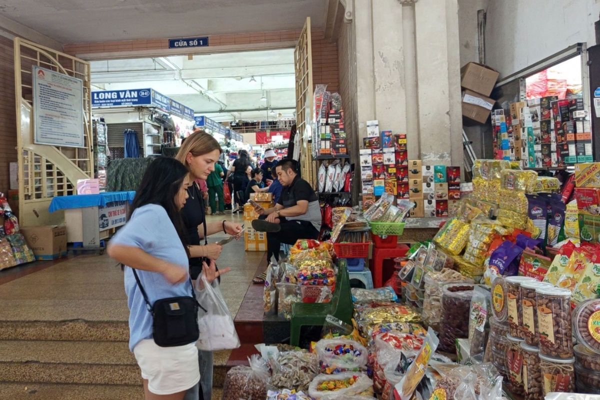Shopping in Dong Xuan Market with Tunisia to Vietnam Tour Packages