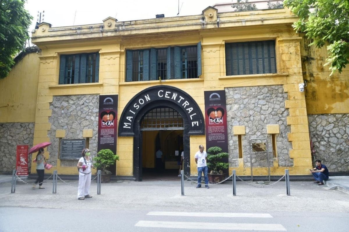 Stop by the Hoa Lo Prison Museum with Vietnam itinerary 3 weeks