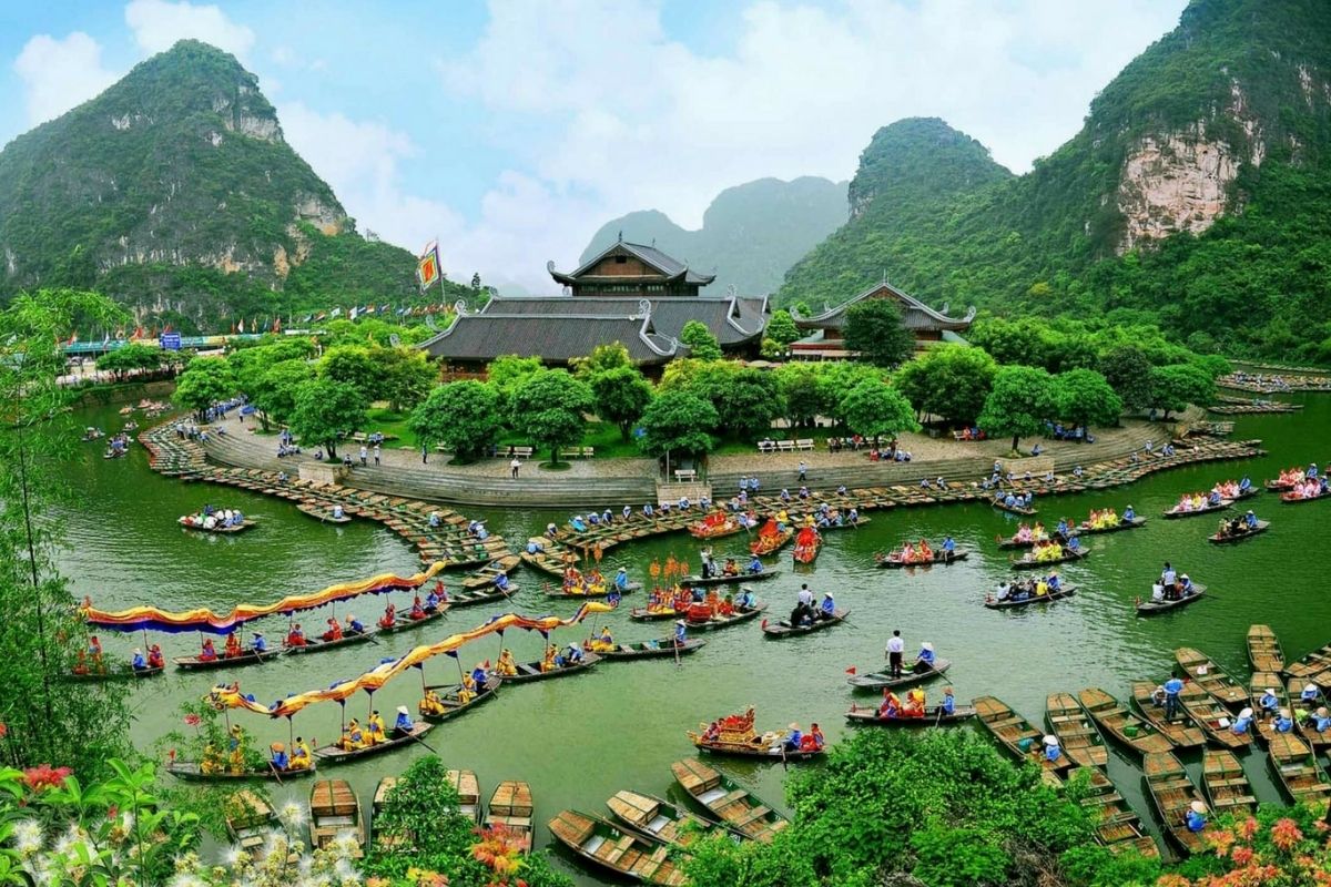 Vietnam travel guide with Trang An Grottoes 