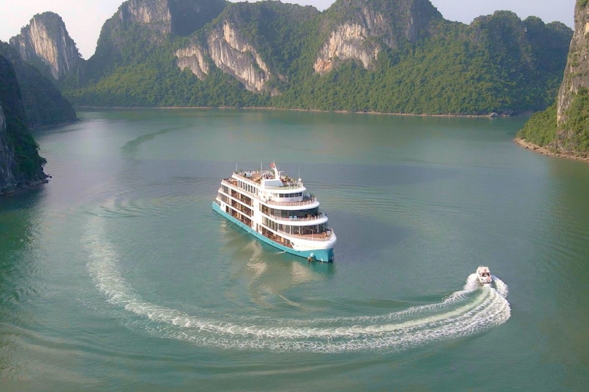 Vietnam travel guide with Ha Long Bay Cruise
