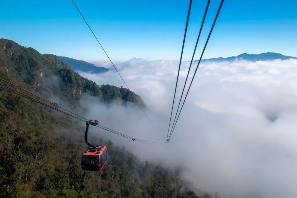 Where is Sapa when enjoy Fansipan via cable car