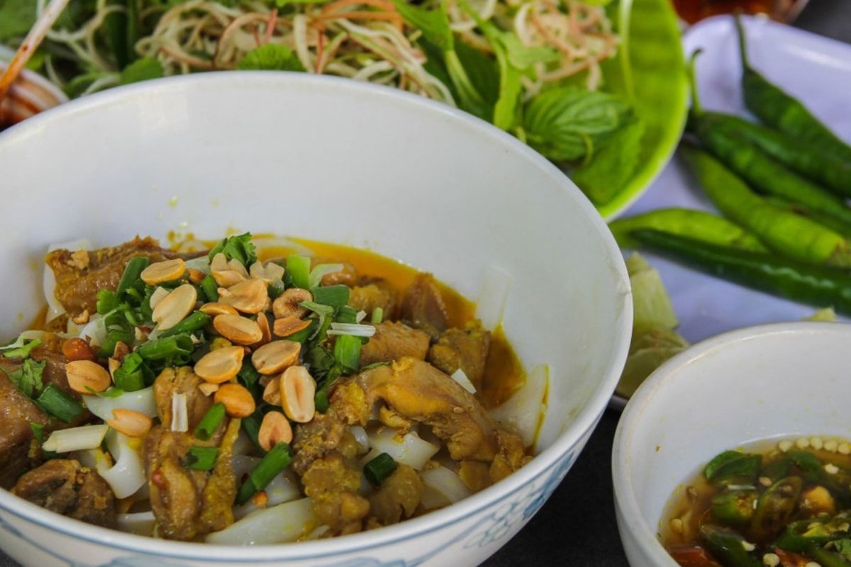 Enjoy Mi Quang Giao Thuy with Quang noodles Da Nang