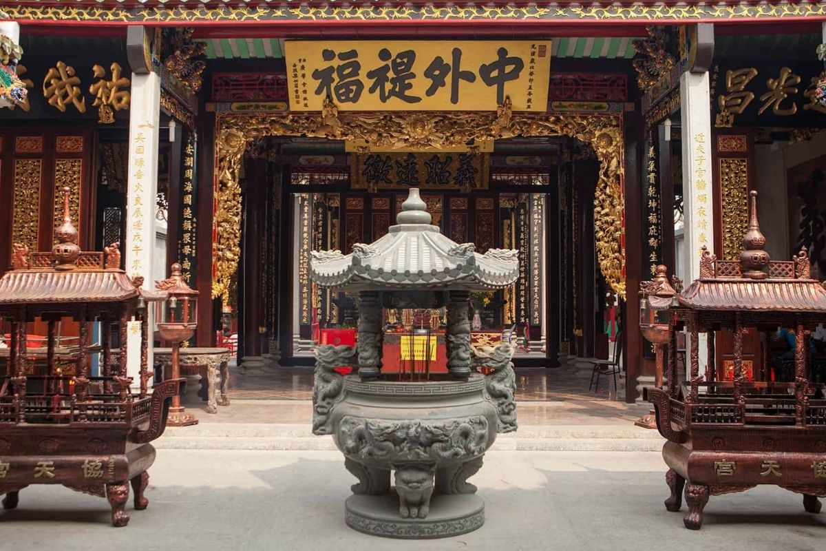Discover Thien Hau Pagoda in a full tour Ho Chi Minh 1 day