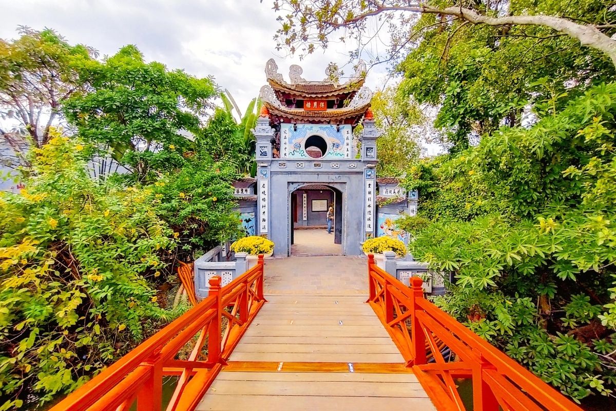 Explore the real difference between Ho Chi Minh and Hanoi with Ngoc Son Temple