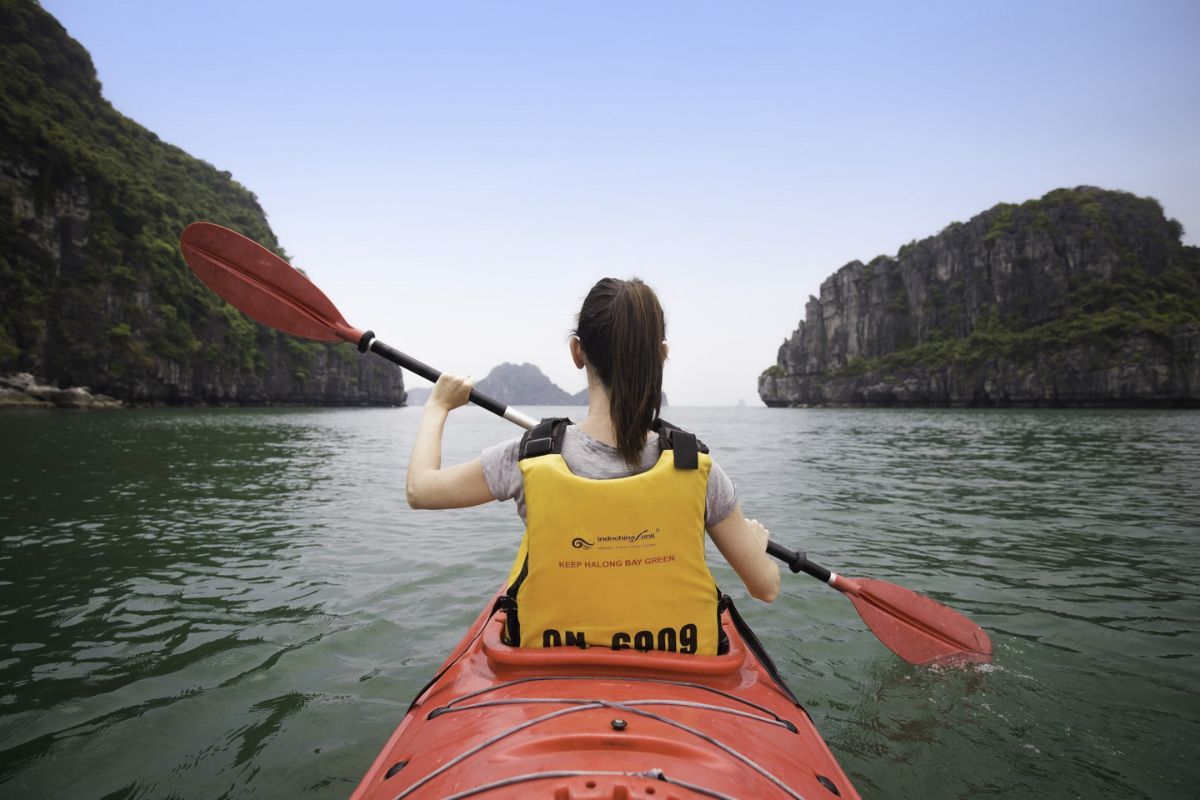Vung Vieng Floating Village by Kayak with Bai Tu Long Bay Exploration
