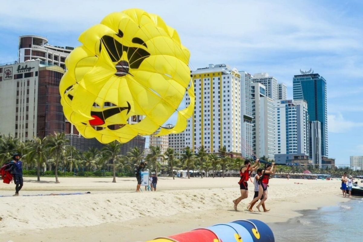 Parasailing in Danang in My Khe Beach